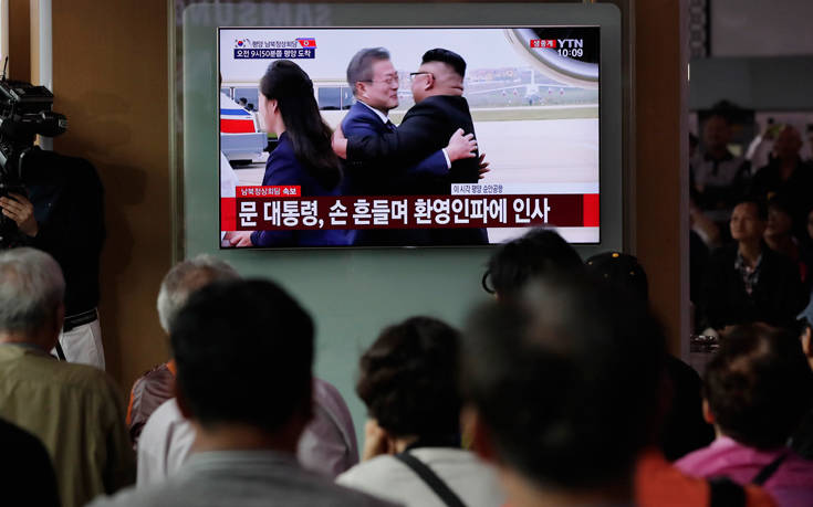 Με αγκαλιές υποδέχθηκε ο Κιμ Γιονγκ Ουν τον Νοτιοκορεάτη πρόεδρο
