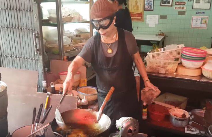 Οι μικροπωλητές φαγητού στην Ταϊλάνδη παλεύουν για την επιβίωση παρά… το αστέρι Michelin