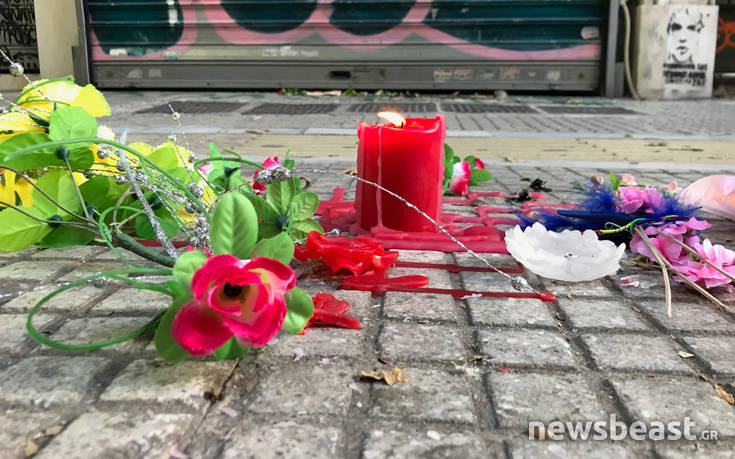 Λουλούδια και μηνύματα μπροστά από το κοσμηματοπωλείο για τον Ζακ Κωστόπουλο