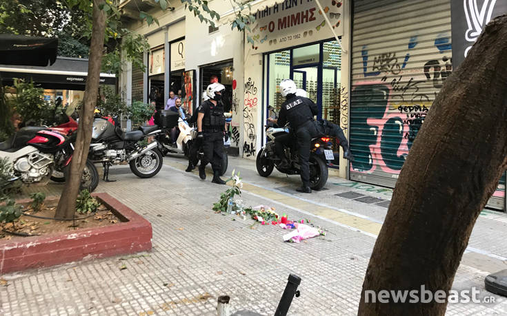 Περαστικός πέταξε πέτρες στα ρολά του κοσμηματοπωλείου στην Ομόνοια