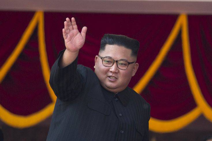 Ο Ντόναλντ Τραμπ χαιρετίζει τη στρατιωτική παρέλαση «χωρίς πυρηνικούς πυραύλους» στη Βόρεια Κορέα