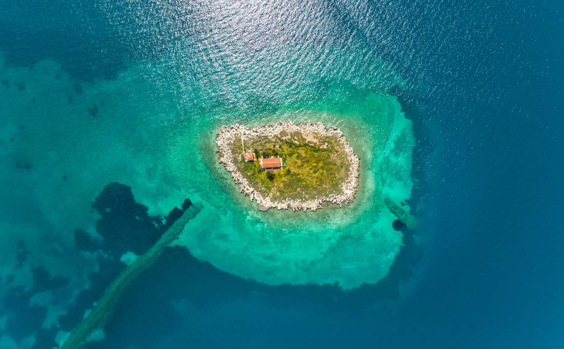 Το μικρό νησί με τη μεγάλη ιστορία στον κόλπο της Ιτέας