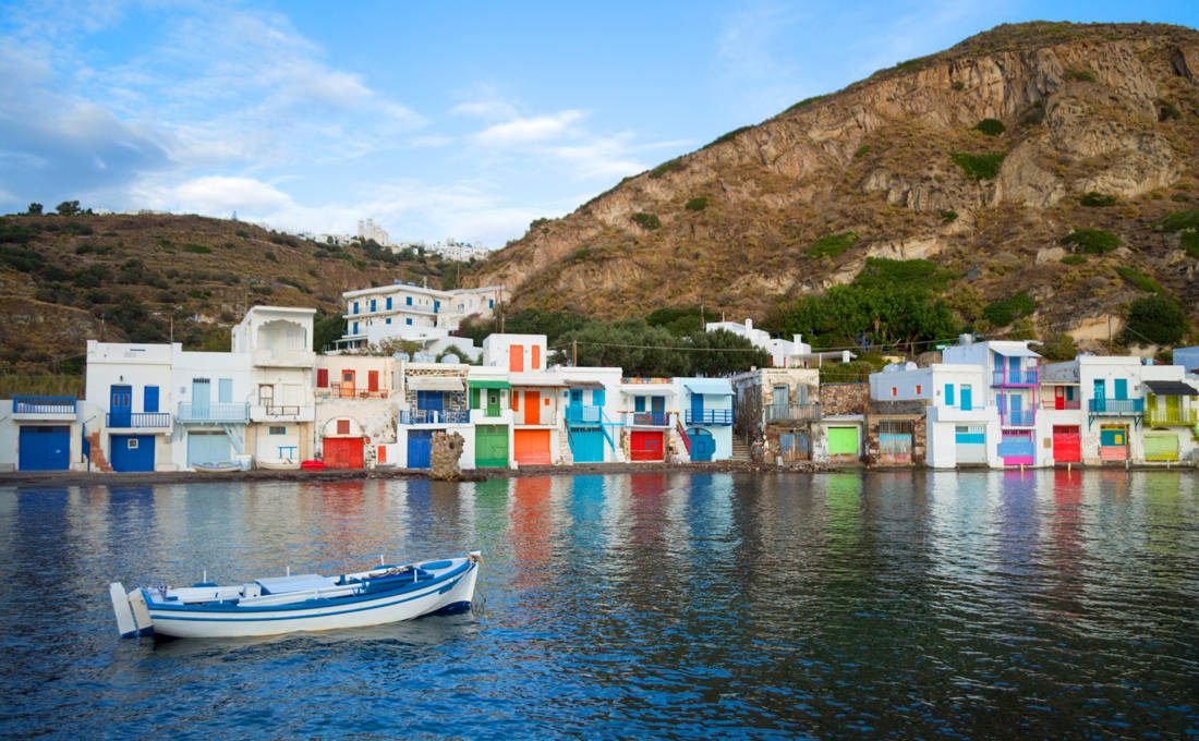 Το πολύχρωμο ψαροχώρι της Μήλου που είναι σαν καρτ ποστάλ