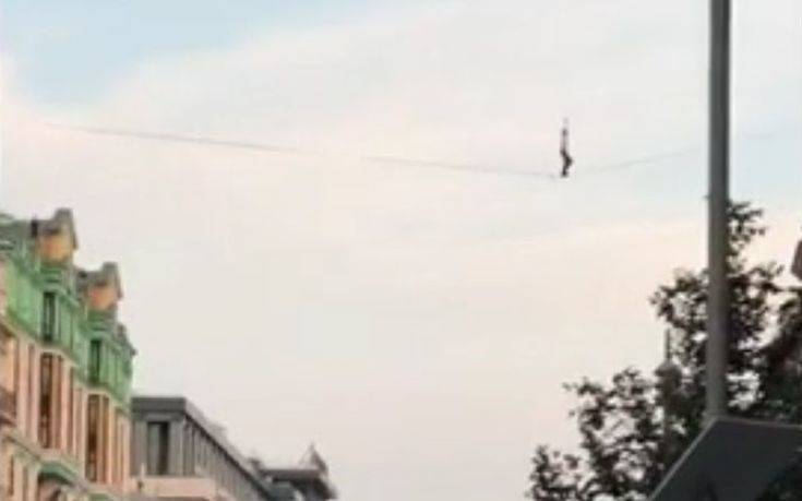 Διέσχισε κεντρικό δρόμο της Μόσχας περπατώντας πάνω σε σκοινί