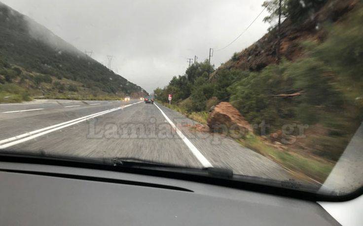 Μεγάλος βράχος έπεσε στην εθνική Λαμίας – Καρδίτσας