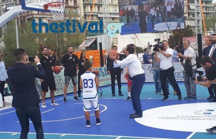 Η… ροκ υποδοχή του Τσίπρα στη ΔΕΘ και το μπάσκετ με παιδιά