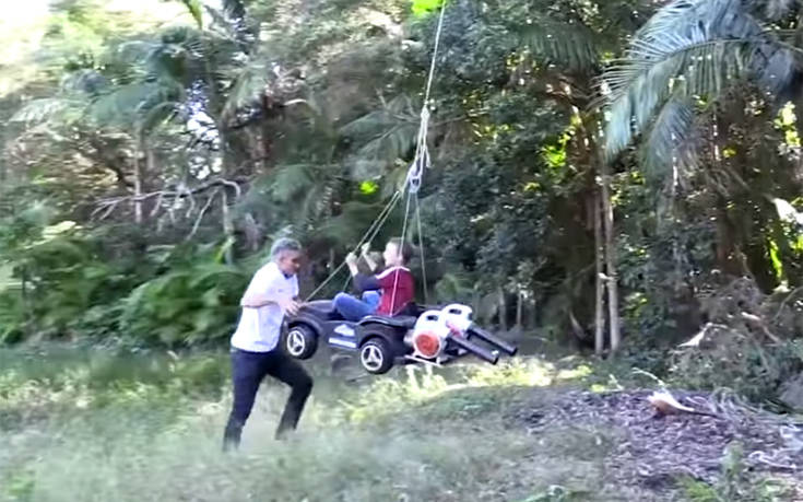 Πατέρας φτιάχνει το πιο περίεργο «ιπτάμενο αυτοκίνητο» στον γιο του με… φυσητήρες φύλλων