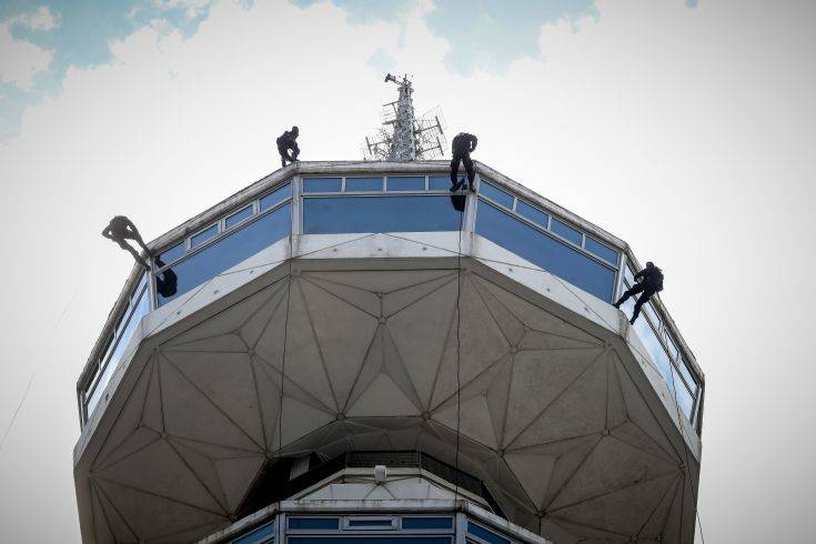 Εντυπωσιακή καταρρίχηση ανδρών της ΕΚΑΜ από τον Πύργο του ΟΤΕ