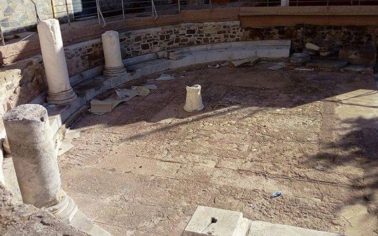 Φθορές από κεριά και… μπάλα σε αρχαιολογικό χώρο στη Μυτιλήνη