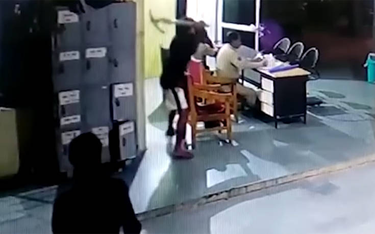 Επιτέθηκε στους αστυνομικούς με αξίνα και το έσκασε