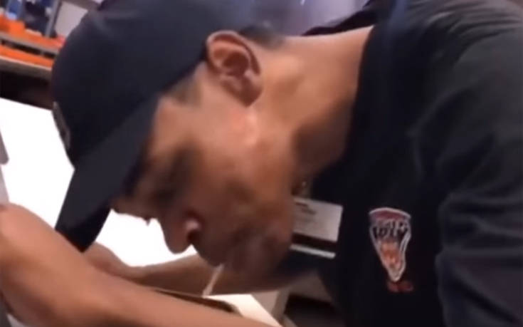 Υπάλληλος εστιατορίου φτύνει στην πίτσα που ετοιμάζει και… συλλαμβάνεται