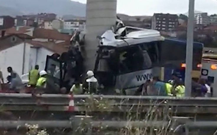 Λεωφορείο σφηνώθηκε σε γέφυρα στην Ισπανία, πέντε νεκροί επιβάτες