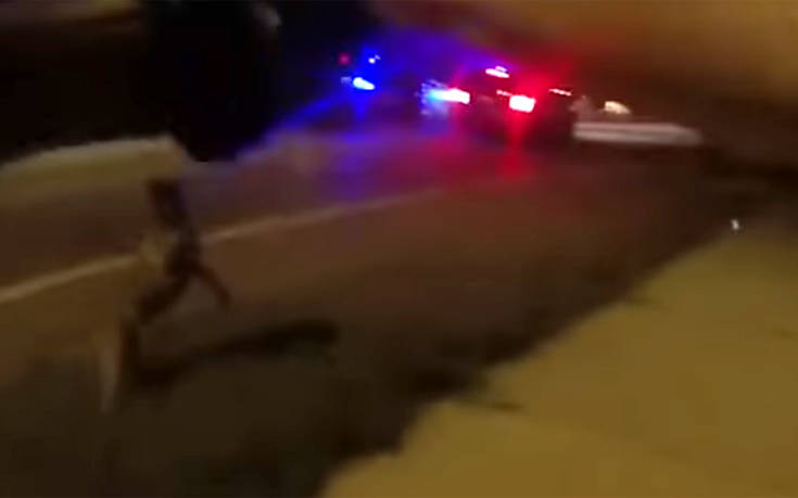Η συνταρακτική στιγμή που αστυνομικός πυροβολεί «επιθετικό» σκύλο