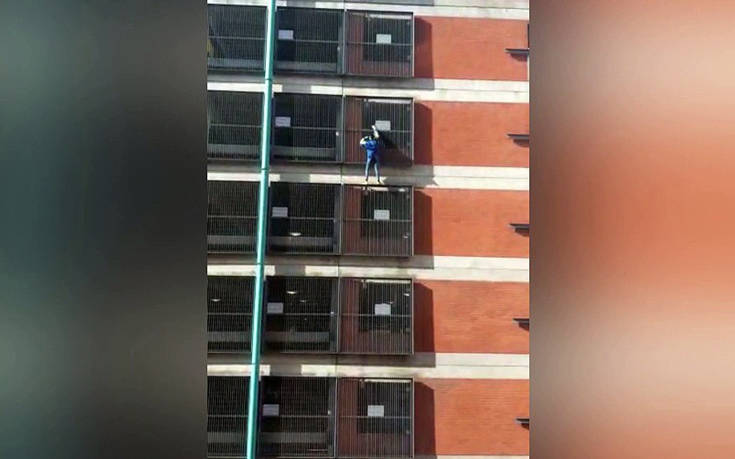 Γυναίκα&#8230; Spiderman ανεβαίνει οκταώροφο κτίριο χωρίς ασφάλεια