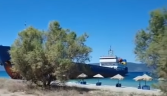 Αποκολλήθηκε το φορτηγό πλοίο που προσάραξε σε παραλία στην Εύβοια
