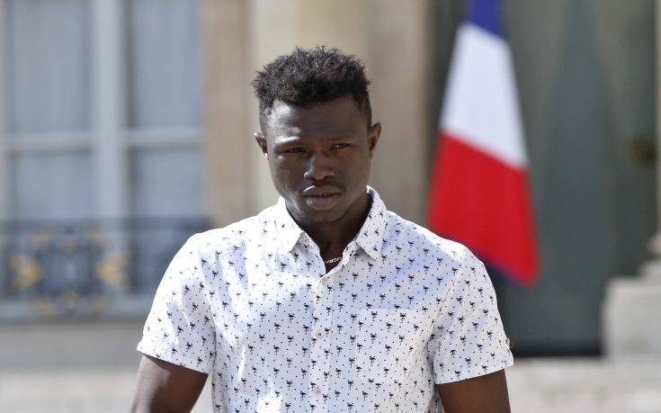 Γάλλος πολίτης ο μετανάστης που είχε σώσει παιδί που κρεμόταν στο κενό στο Παρίσι