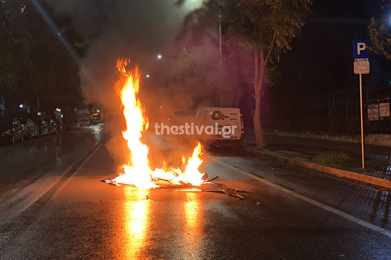 Επεισοδιακή νύχτα με μολότοφ και δακρυγόνα στη Θεσσαλονίκη