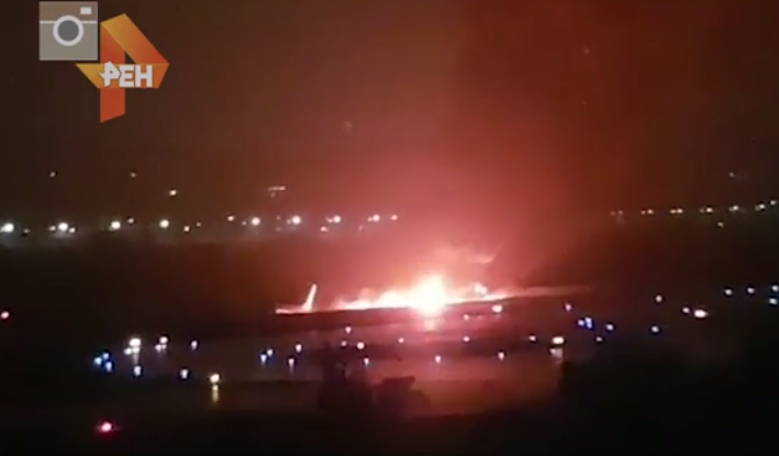 Αεροπλάνο άρπαξε φωτιά στην προσγείωση