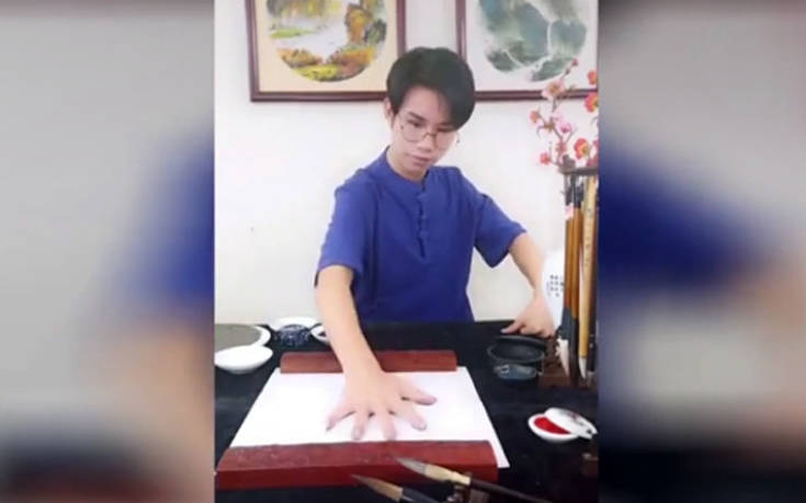 Κινέζος καλλιτέχνης ζωγραφίζει έχοντας σαν πινέλο&#8230; την παλάμη του