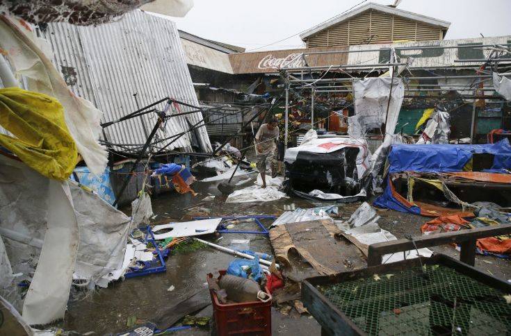 Χάος στο Χονγκ Κονγκ από τον τυφώνα Μανγκούτ, 30 νεκροί στις Φιλιππίνες