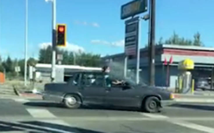 Ψηλός οδηγός κυκλοφορεί α λα&#8230; Φλινστόουνς