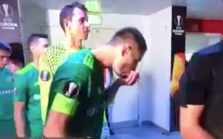 Ποδοσφαιριστής πλύθηκε με το&#8230; σάλιο του πριν αρχίσει το ματς