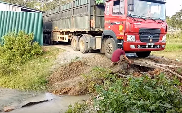 Νταλίκα επιχειρεί να περάσει από αυτοσχέδια γέφυρα δύο σανίδων
