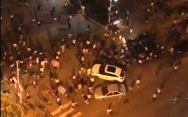 Δεκάδες άνθρωποι παρασύρθηκαν από «τρελό» αυτοκίνητο σε πλατεία της Κίνας