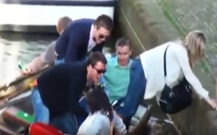 Άτυχες στιγμές σε μια βάρκα