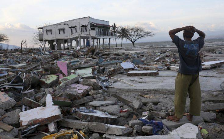 Νέο βίντεο από την Ινδονησία καταγράφει το τσουνάμι να σαρώνει τα πάντα