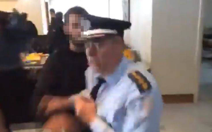 Μαθητής βγάζει σπρώχνοντας από το γραφείο Γαβρόγλου υψηλόβαθμο αστυνομικό