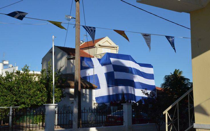 «Σκέπασε» το σπίτι του με ελληνική σημαία 140 τ.μ.