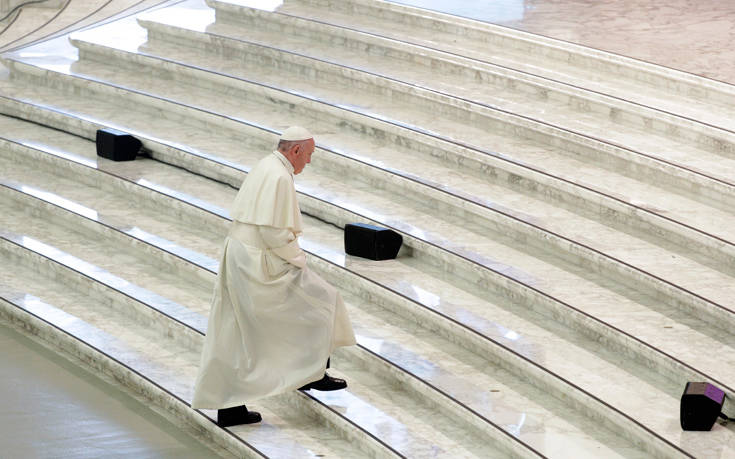 O πάπας Φραγκίσκος παραπάτησε και έπεσε μέσα στην Αγία Έδρα