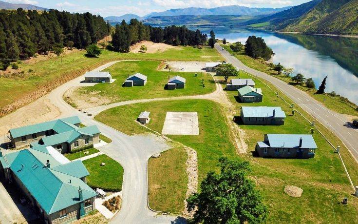 Το εγκαταλελειμμένο χωριό στη Νέα Ζηλανδία που πωλείται «όπως είναι επιπλωμένο»