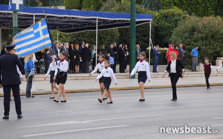 Σε εξέλιξη η μαθητική παρέλαση στο κέντρο της Αθήνας