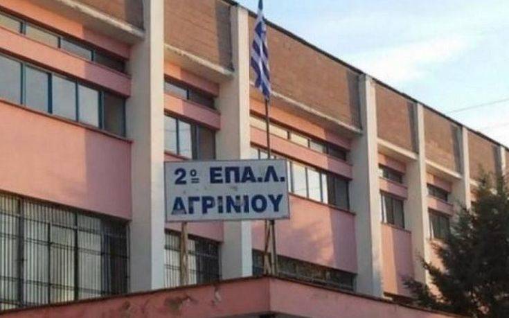 Αυτοκίνητο μπούκαρε στο προαύλιο ΕΠΑΛ του Αγρινίου