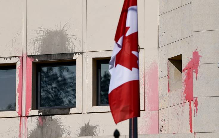 Ο «Ρουβίκωνας» ανέλαβε την ευθύνη για την επίθεση στην πρεσβεία του Καναδά