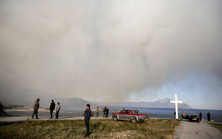 Σε κατάσταση έκτακτης ανάγκης η Σάρτη Χαλκιδικής λόγω της μεγάλης φωτιάς