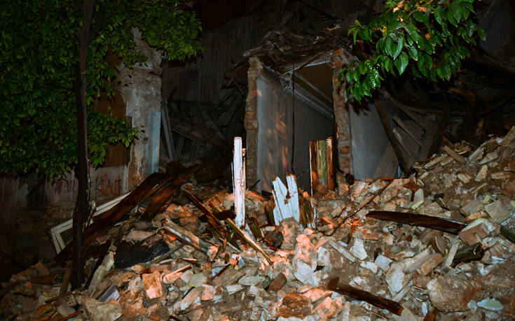 Δείτε τις εικόνες από την κατάρρευση κτιρίου στον Πειραιά