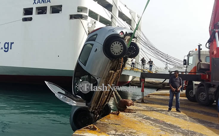 Βίντεο με την ανέλκυση του αυτοκινήτου που έκανε βουτιά στο λιμάνι της Σούδας