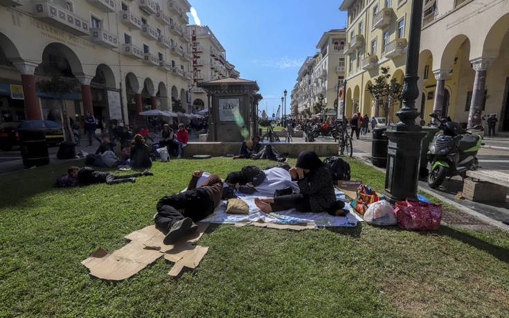 Λύση στο θέμα των προσφύγων της πλατείας Αριστοτέλους με τη μεταφορά τους στα Διαβατά