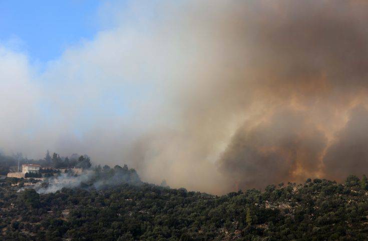 Δύσκολη ημέρα στη Βοιωτία, όπου μαίνεται η φωτιά &#8211; Ενεργά τα μέτωπα σε Στείρι και Ελικώνα