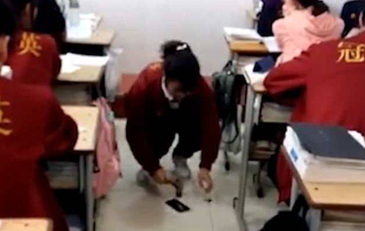 Μαθήτρια αναγκάζεται να σπάσει το κινητό της με σφυρί μέσα στην τάξη
