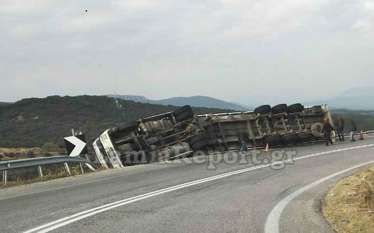 Ανατροπή νταλίκας στο δρόμο Λαμίας – Δομοκού
