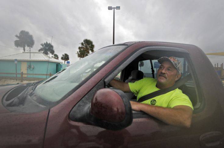 Έκκληση να εγκαταλείψουν τις εστίες τους ενόψει του «τυφώνα του αιώνα» στη Φλόριντα