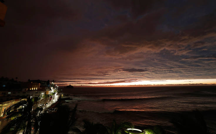 Με ανέμους 195 χιλιομέτρων την ώρα φτάνει στο Μεξικό ο τυφώνας Γουίλα