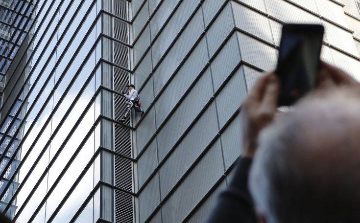 Ο Γάλλος Σπάιντερμαν σκαρφάλωσε σε ουρανοξύστη 230 μέτρων και συνελήφθη