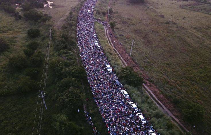 Ο Τραμπ καλεί το Μεξικό να σταματήσει τα καραβάνια των μεταναστών