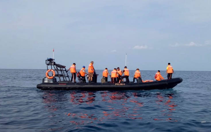 Σβήνουν οι ελπίδες για επιζώντες στην αεροπορική τραγωδία στην Ινδονησία