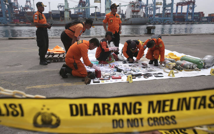 Στα μαύρα κουτιά επικεντρώνονται οι έρευνες μετά το αεροπορικό δυστύχημα στην Ινδονησία